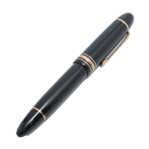 Mont-blanc-Meisterstück–Fountain-Pen The pen for special occasions. The white star on the cap of the pens symbolises the snowy peak and six glacial valleys of Mont Blanc.